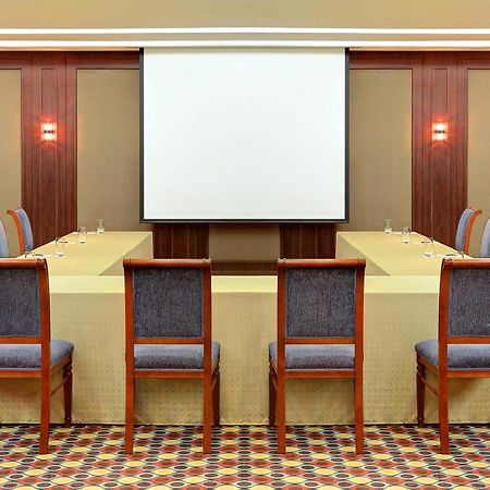 Sheraton Jeddah Hotel - Saudi Brothers Commercial Company Branch Exterior photo A projection screen in a meeting room