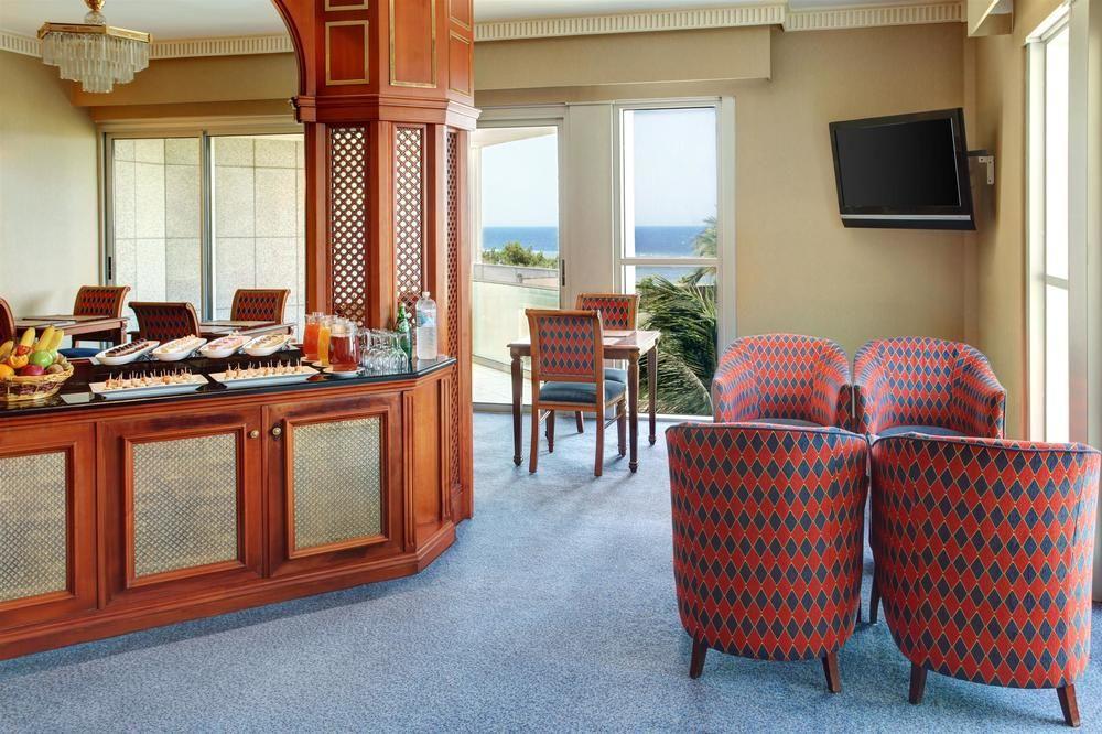 Sheraton Jeddah Hotel - Saudi Brothers Commercial Company Branch Exterior photo Club Lounge at the airport