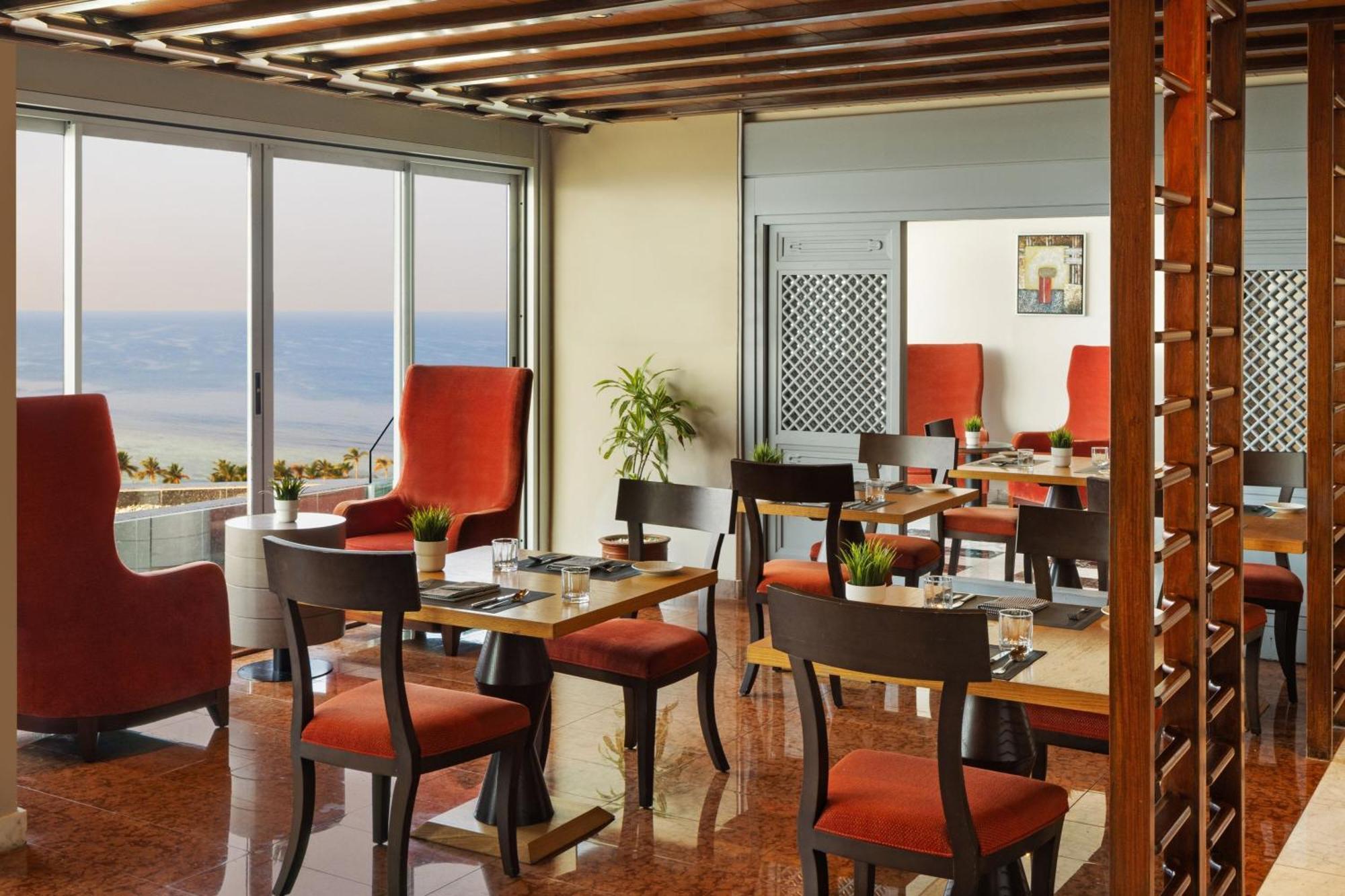 Sheraton Jeddah Hotel - Saudi Brothers Commercial Company Branch Exterior photo The restaurant