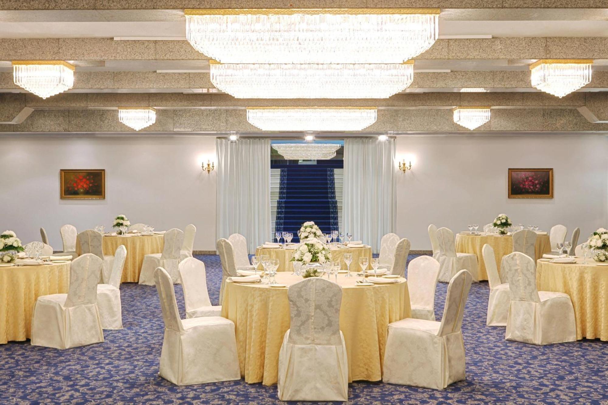 Sheraton Jeddah Hotel - Saudi Brothers Commercial Company Branch Exterior photo The ballroom