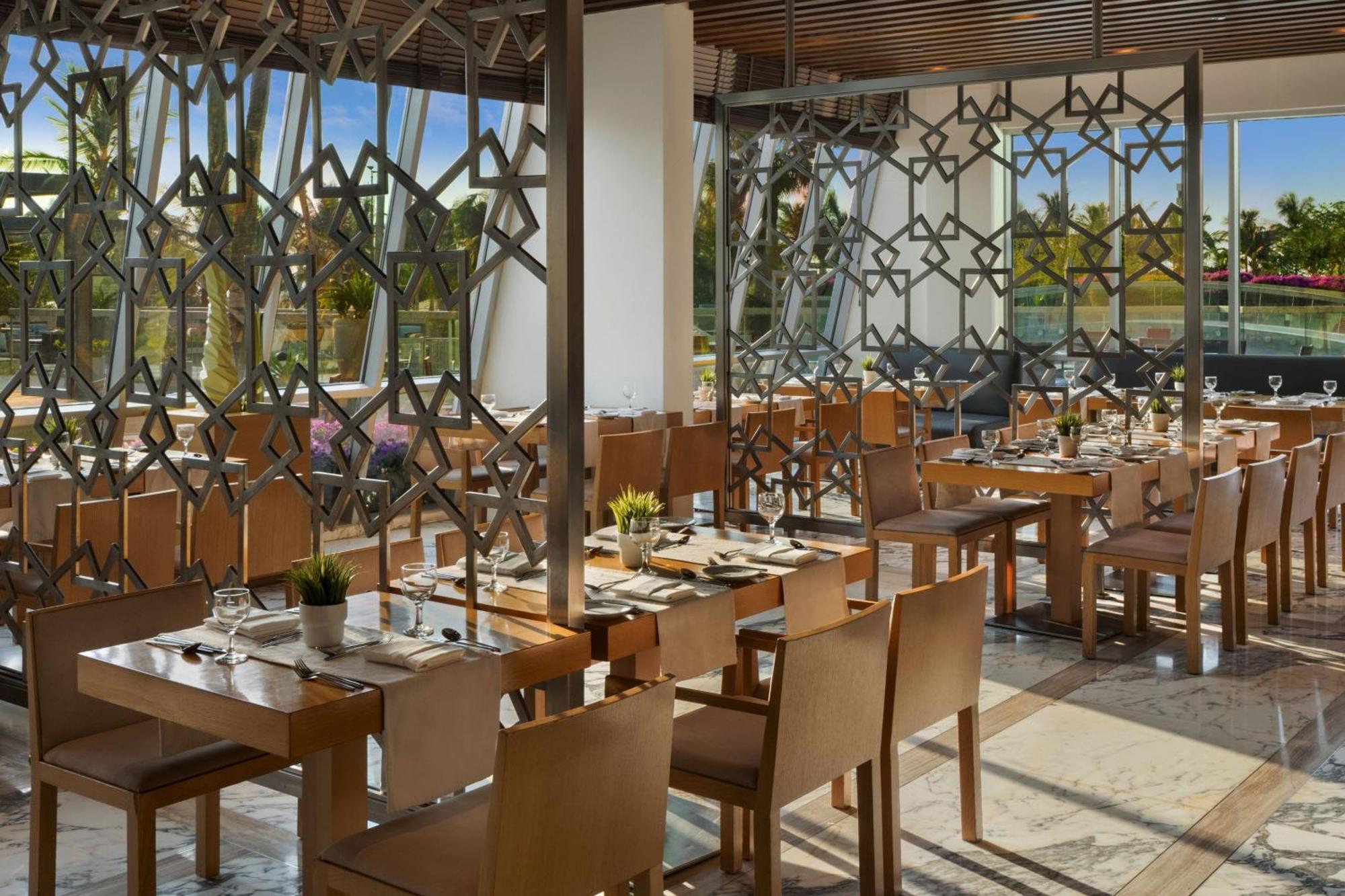 Sheraton Jeddah Hotel - Saudi Brothers Commercial Company Branch Exterior photo The restaurant
