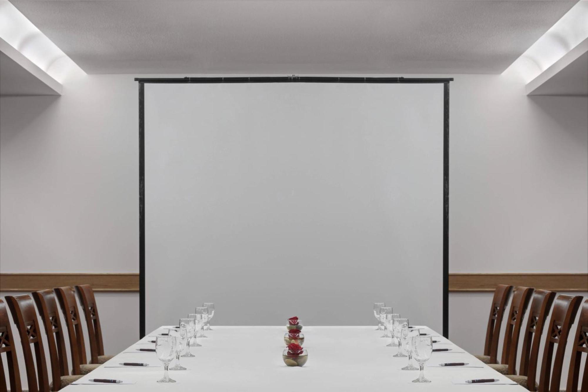 Sheraton Jeddah Hotel - Saudi Brothers Commercial Company Branch Exterior photo A manual projector screen