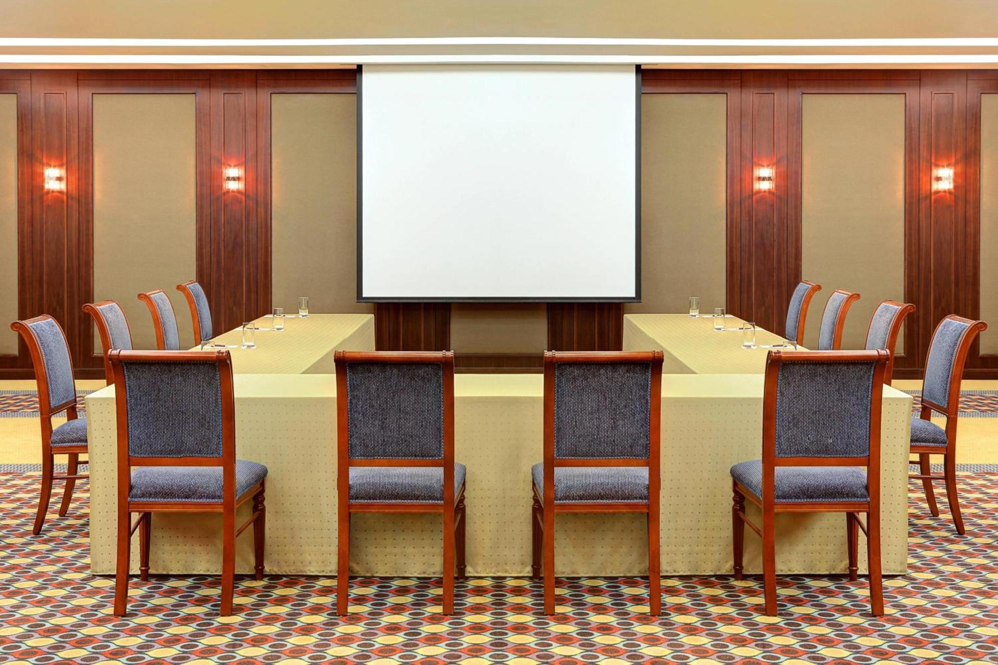 Sheraton Jeddah Hotel - Saudi Brothers Commercial Company Branch Exterior photo A projection screen in a meeting room